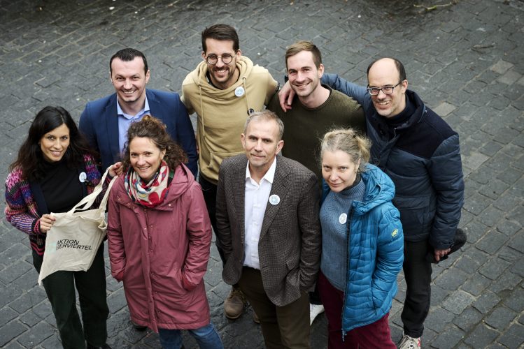 Inland – Aktion Vierviertel Vorstand der Aktion Vierviertel - Für ein Grundrecht auf Einbürgerung. Wir brauchen einen neuen mutigen Gesellschaftsentwurf. Wer hier lebt, soll ein Grundrecht auf Einbürgerung haben. Lass uns gemeinsam die Schweiz verändern. © Manu Friederich